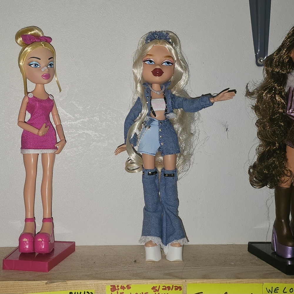 BRAND NEW BRATZ FASHION DOLL LOT